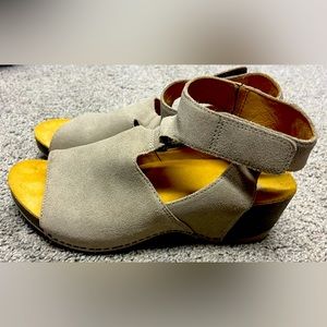 Dansko wedges size 39.